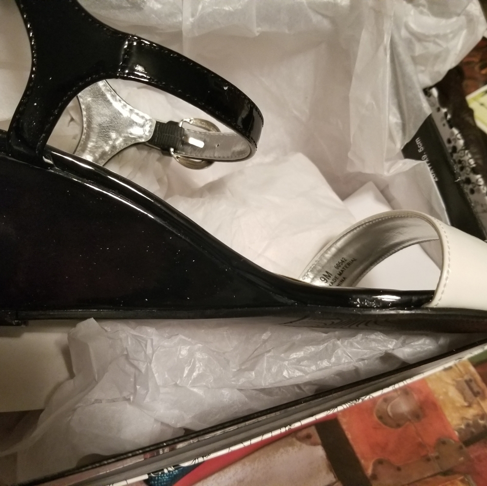 Cl laundry wedge sandles black and white